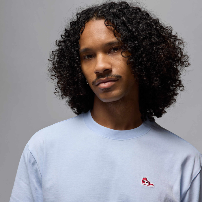 Jordan Brand Playera con parche de tenis para hombre