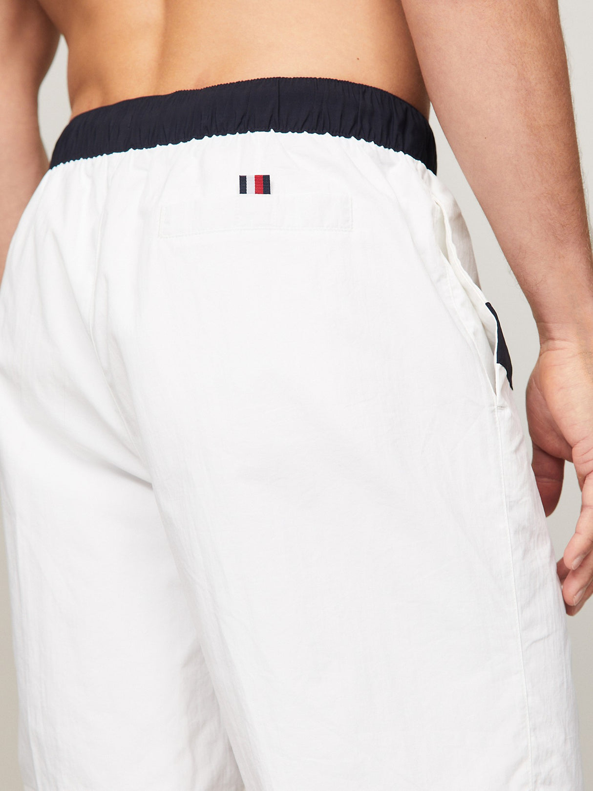 Tommy Hilfiger Pantalones cortos de natación con cordón mediano para hombre de 9¨