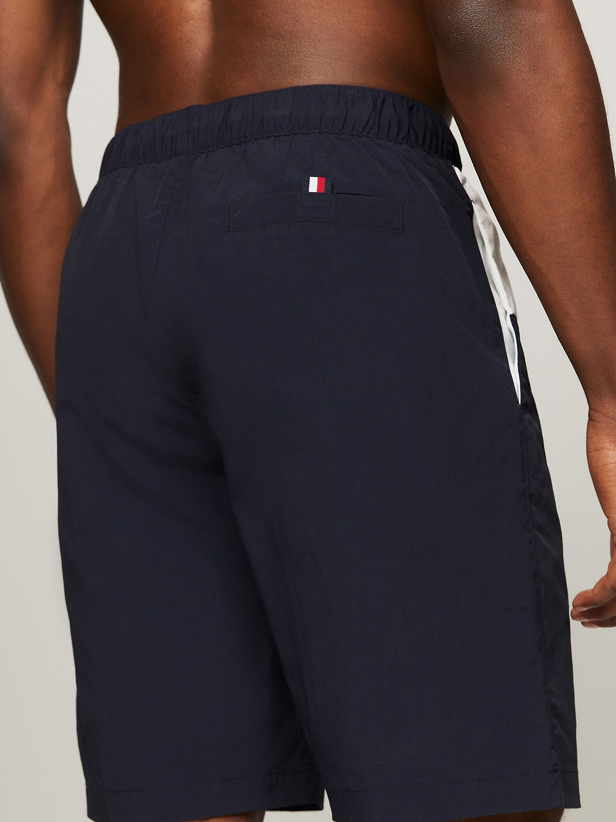 Tommy Hilfiger Pantalones cortos de natación con cordón mediano para hombre de 9¨