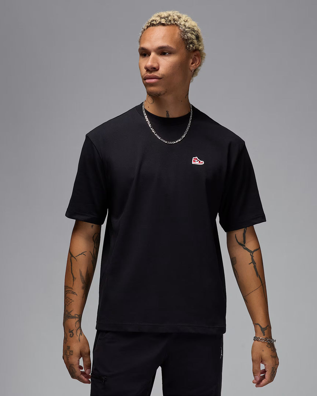 Jordan Brand Playera con parche de tenis para hombre