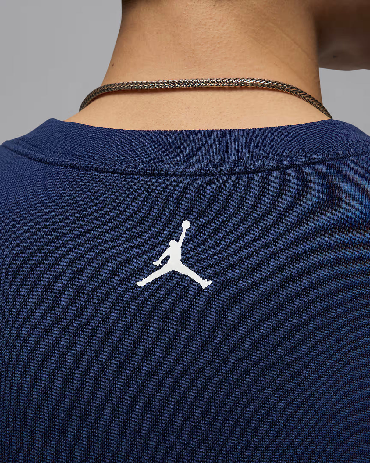 Jordan Brand Playera con parche de tenis para hombre