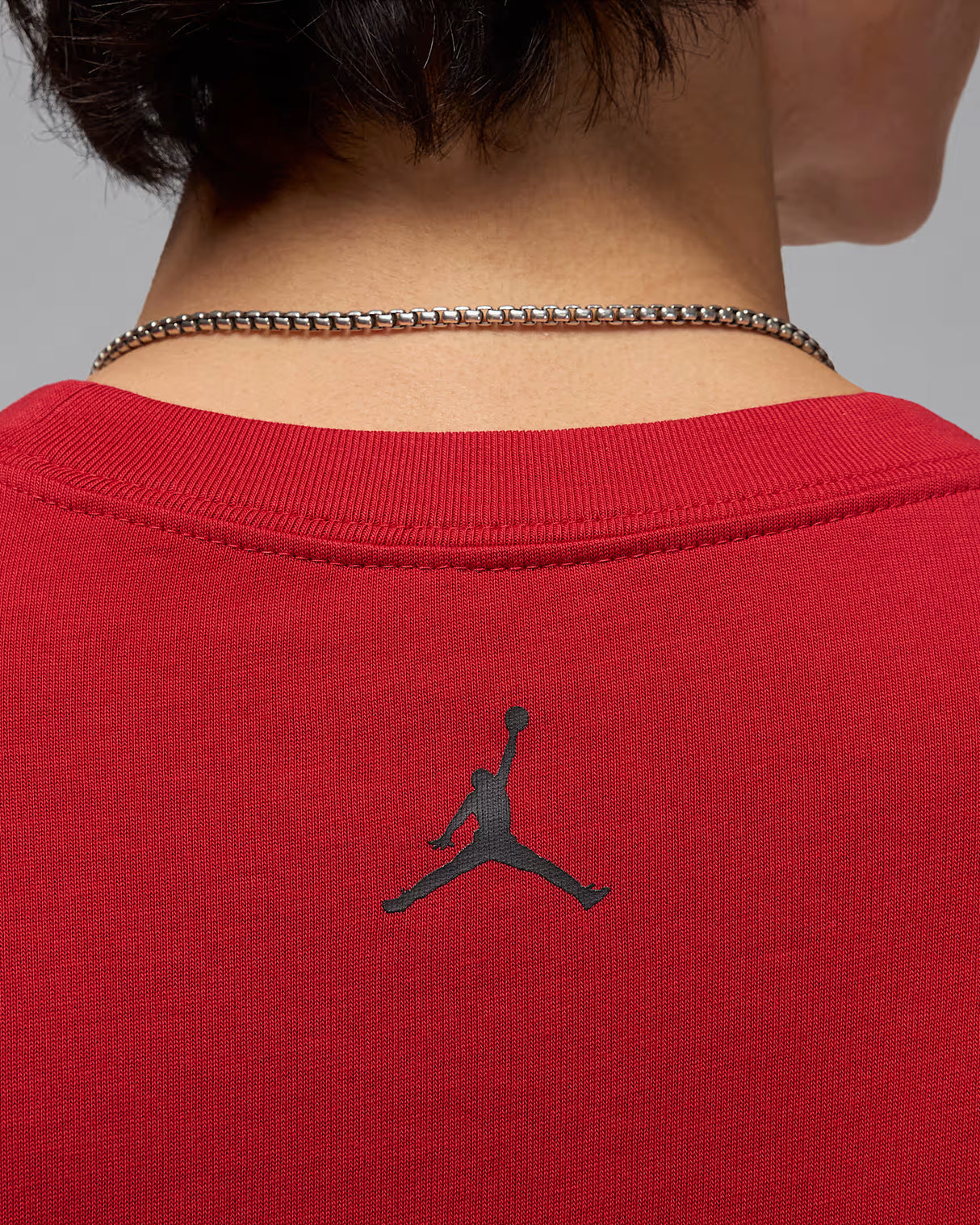 Jordan Brand Playera con parche de tenis para hombre