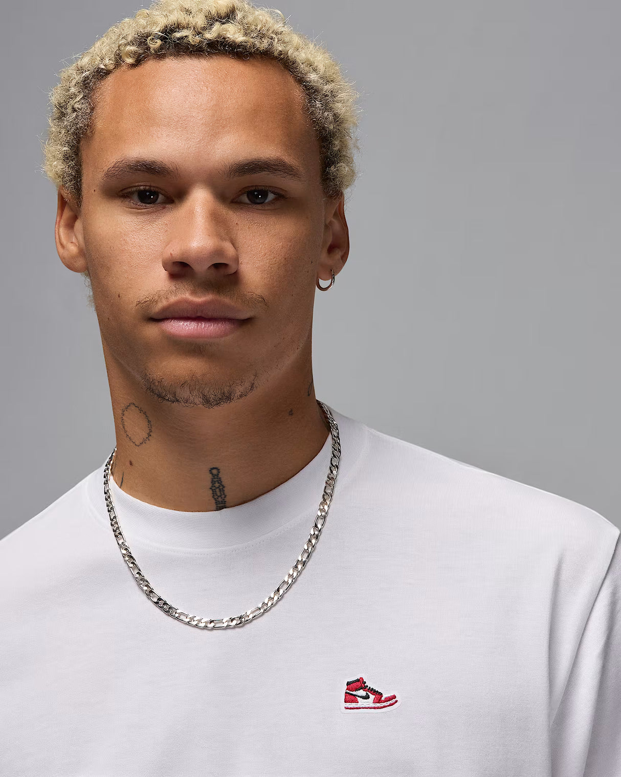 Jordan Brand Playera con parche de tenis para hombre