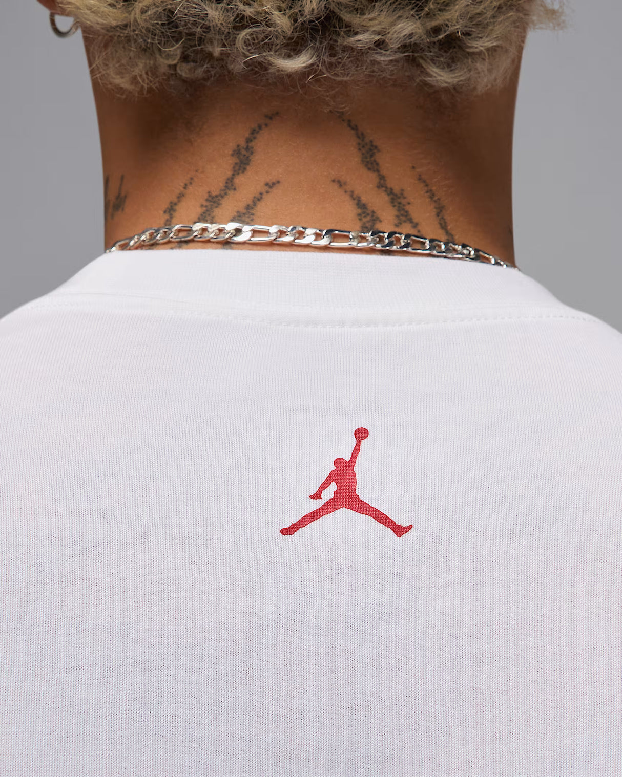 Jordan Brand Playera con parche de tenis para hombre