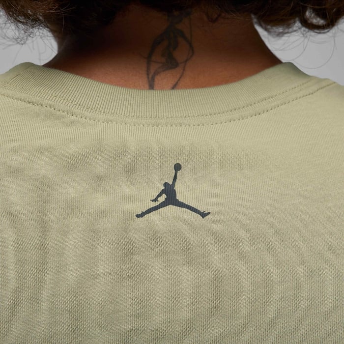 Jordan Brand Playera con parche de tenis para hombre
