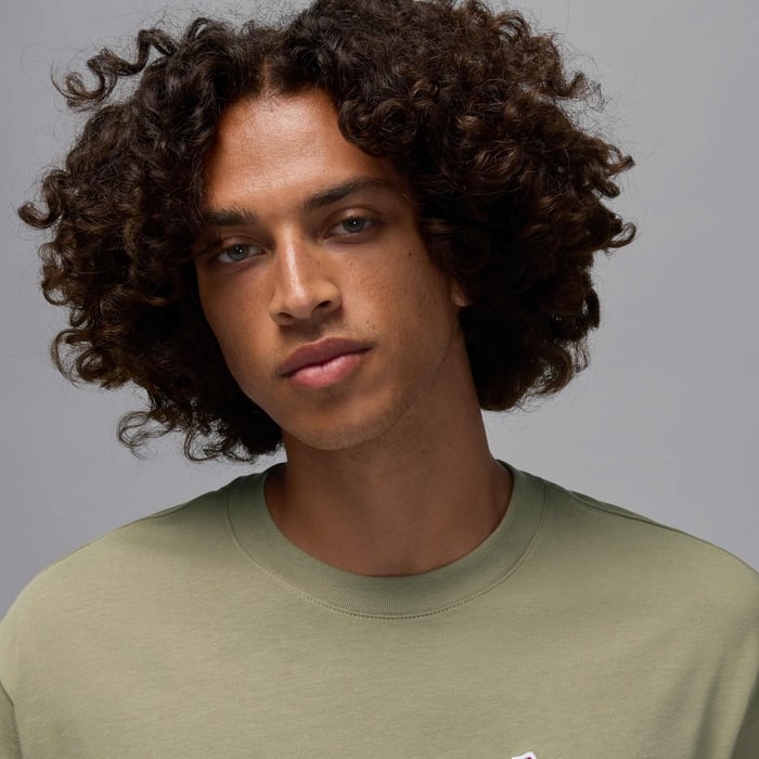 Jordan Brand Playera con parche de tenis para hombre