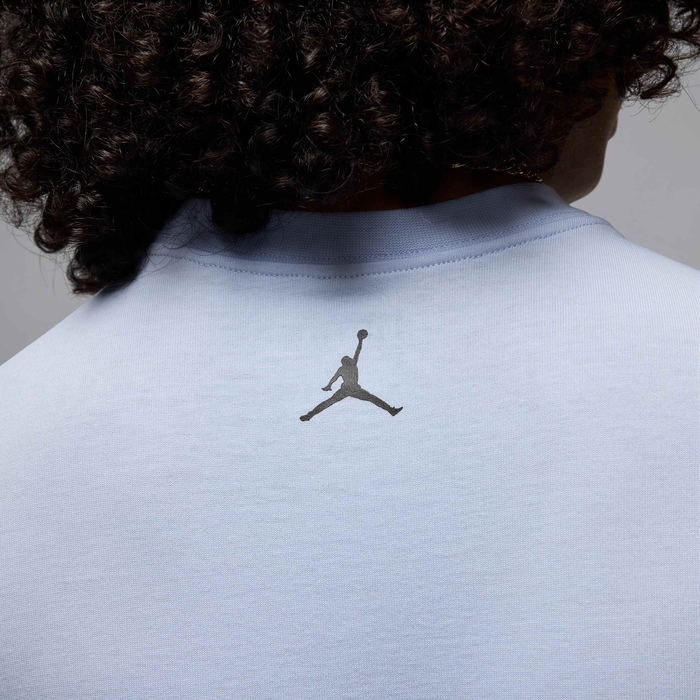 Jordan Brand Playera con parche de tenis para hombre
