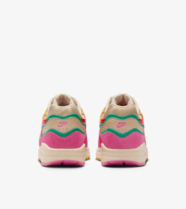 Air Max 1 x Familia Pinksicle y estadio verde