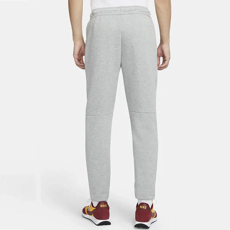 Pantalón largo deportivo informal Nike Sportswear Tech Fleece con cordón ajustable, color gris oscuro.