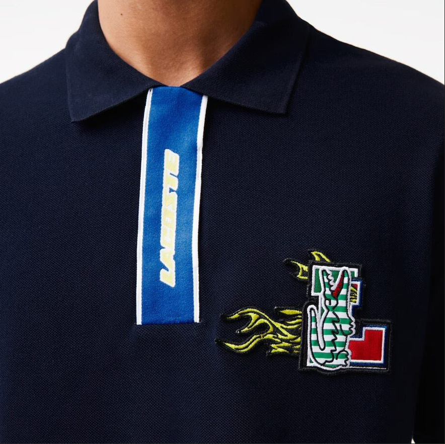 POLO DE HOMBRE CON TAPETA EN CONTRASTE E INSIGNIA DE COCODRILO