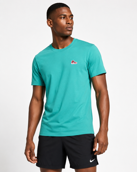 Jordan Brand Playera con parche de tenis para hombre