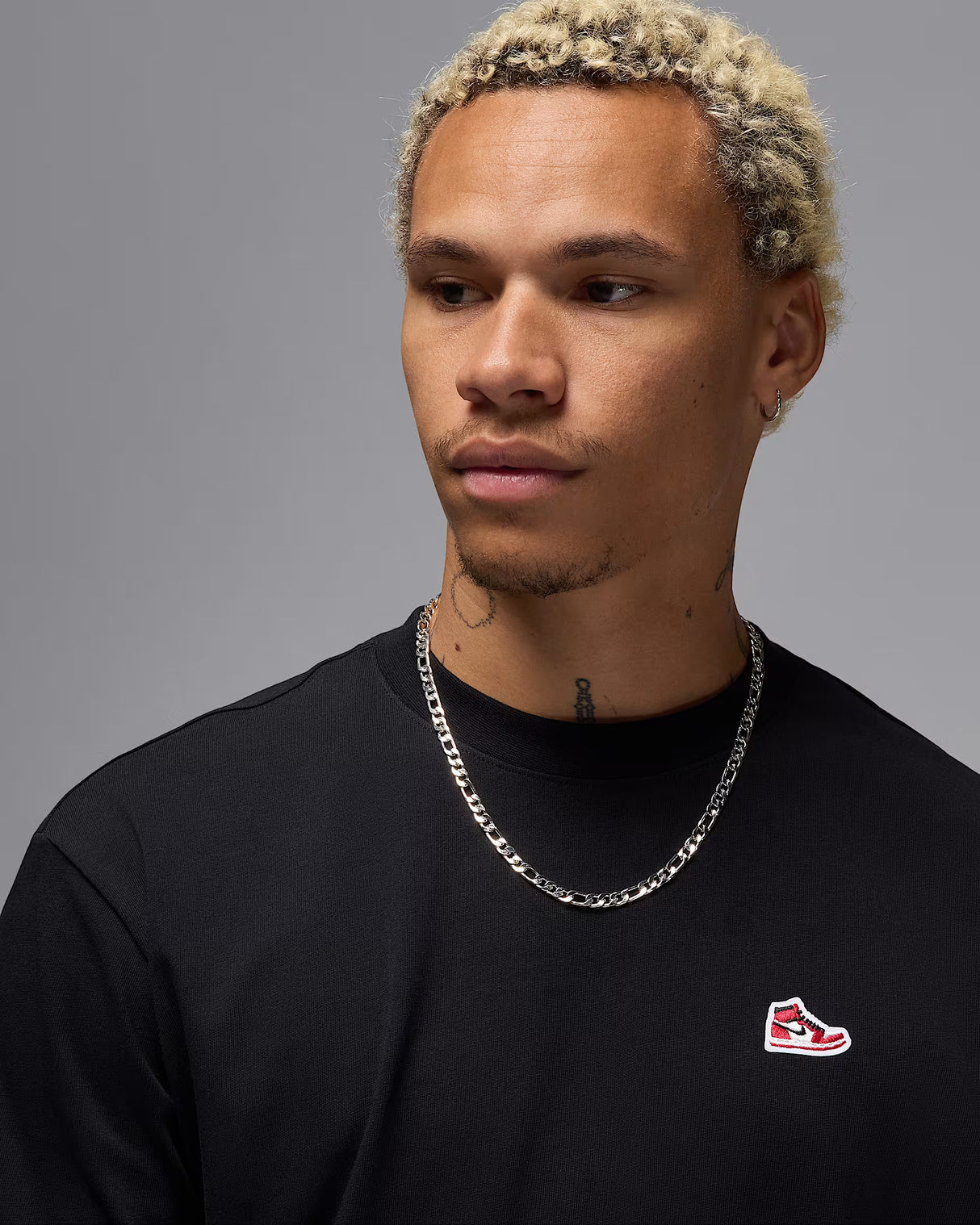 Jordan Brand Playera con parche de tenis para hombre