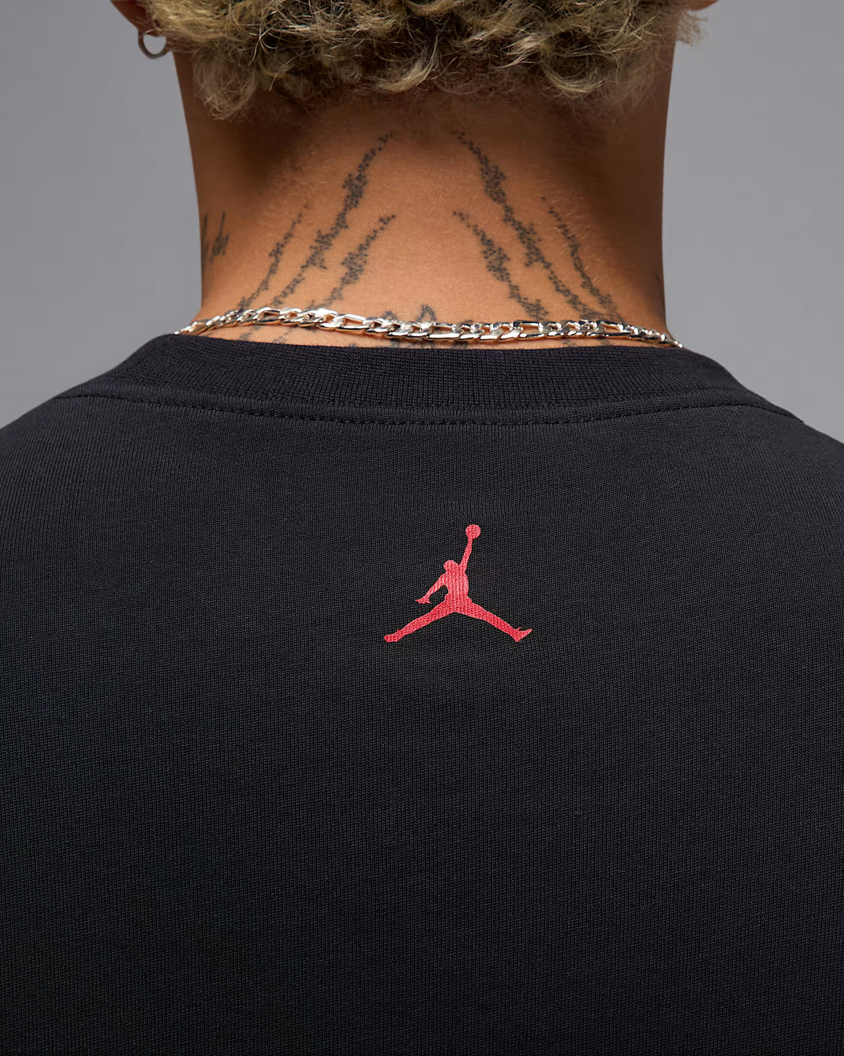 Jordan Brand Playera con parche de tenis para hombre