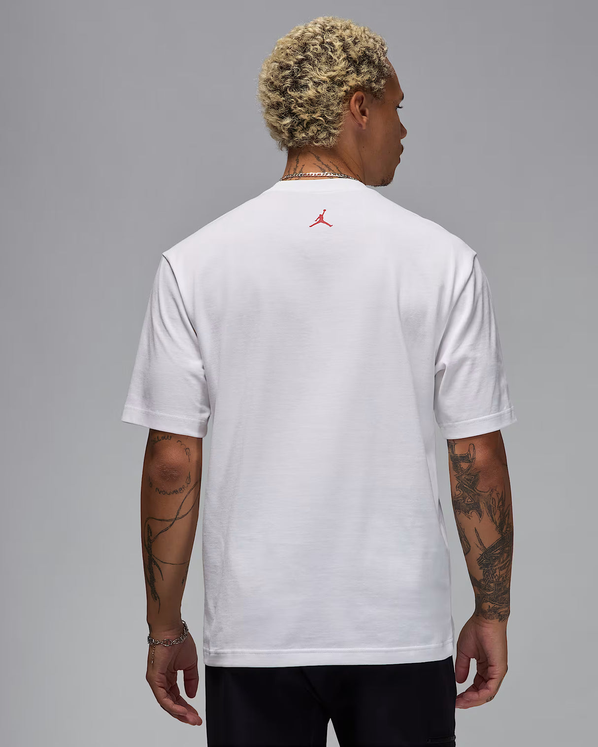 Jordan Brand Playera con parche de tenis para hombre