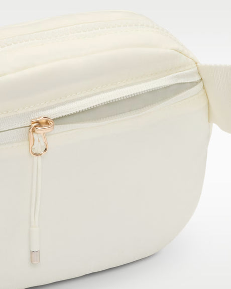 Materiales reciclados  Nike Aura Bolsa tipo bandolera (2 l)