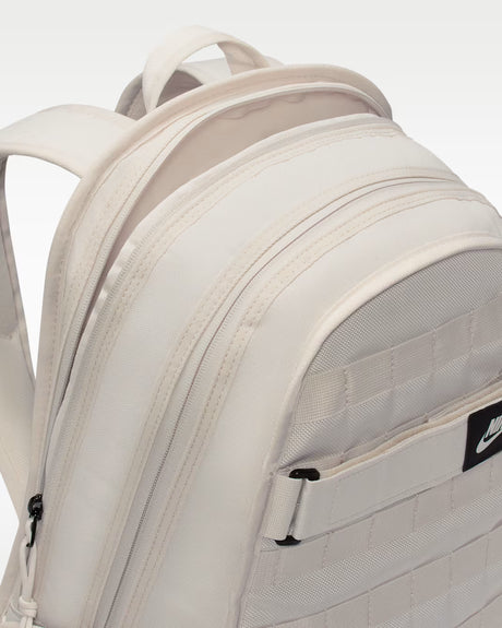 Materiales reciclados  Nike Sportswear RPM Mochila (26L)