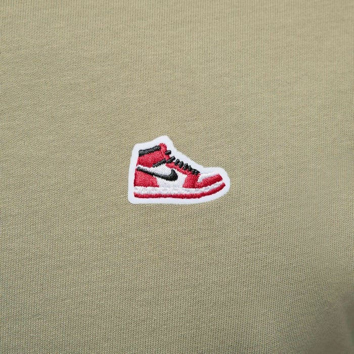 Jordan Brand Playera con parche de tenis para hombre